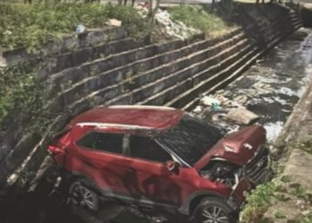 Caiu no igarapé – Colidiu contra carro estacionado