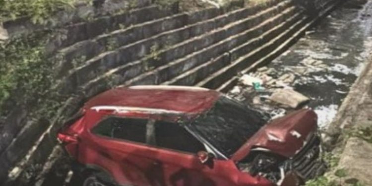 Caiu no igarapé – Colidiu contra carro estacionado