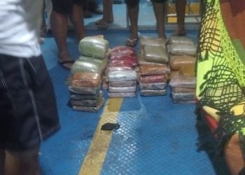 Mala com drogas é encontrada em barco