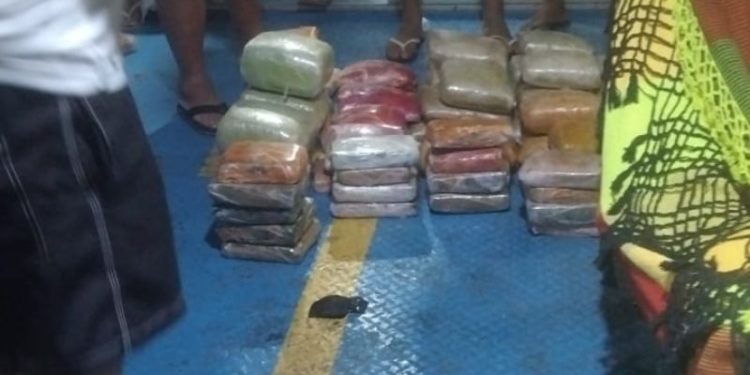 Mala com drogas é encontrada em barco