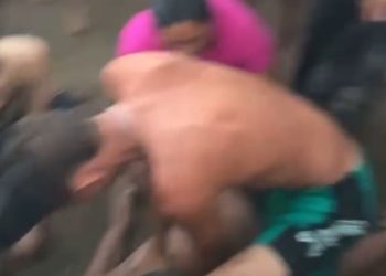 Vídeo desesperador mostra populares tentando salvar a vida de banhista que se afogou na Ponta Negra; ele morreu