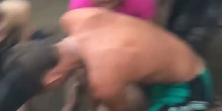 Vídeo desesperador mostra populares tentando salvar a vida de banhista que se afogou na Ponta Negra; ele morreu