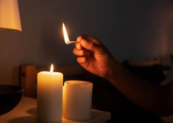 Eterno calvário! Moradores de cinco bairros amanhecem sem energia nesta segunda-feira (28)