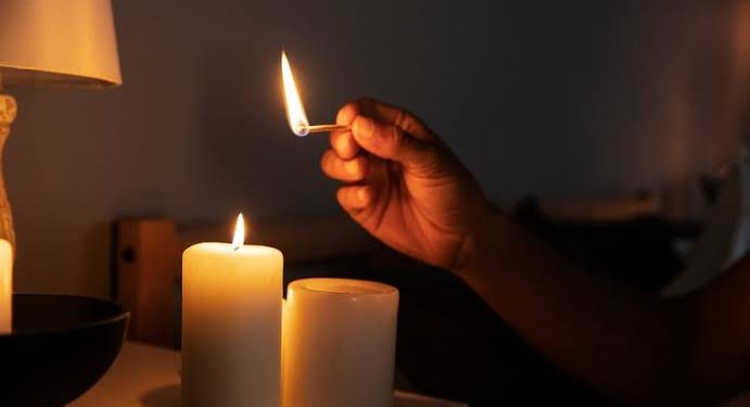 Eterno calvário! Moradores de cinco bairros amanhecem sem energia nesta segunda-feira (28)