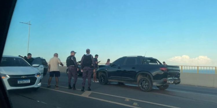 Engavetamento na Ponte do Rio Negro causa congestionamento e estresse