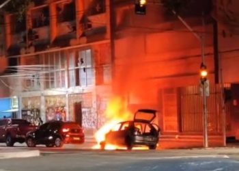 Carro vira cinzas em incêndio na Getúlio Vargas. Veja o vídeo