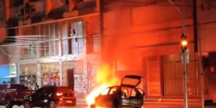 Carro vira cinzas em incêndio na Getúlio Vargas. Veja o vídeo