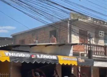 Desespero e medo unem moradores durante incêndio em uma casa na Compensa. Veja o vídeo