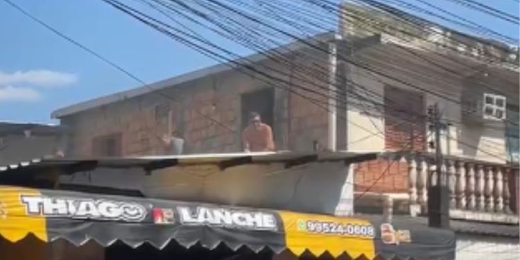 Desespero e medo unem moradores durante incêndio em uma casa na Compensa. Veja o vídeo