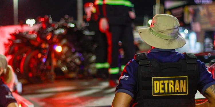 Operação fecha adega irregular e apreende motos na Av. Alphaville