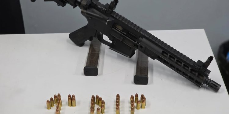 Veja | Dupla é presa com Carabina, drogas e munições na zona norte