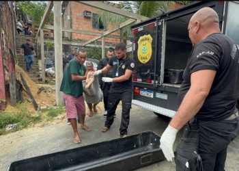 Corpo de industriário é encontrado; vizinhos afirmam que dois homens saíram correndo do local. Veja o vídeo