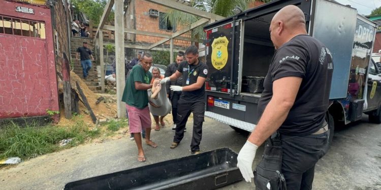 Corpo de industriário é encontrado; vizinhos afirmam que dois homens saíram correndo do local. Veja o vídeo