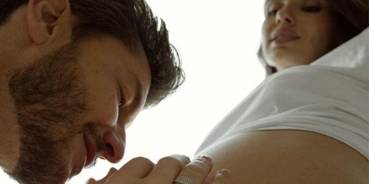 Família cresceu! Camila Queiroz e Klebber Toledo anunciam gravidez