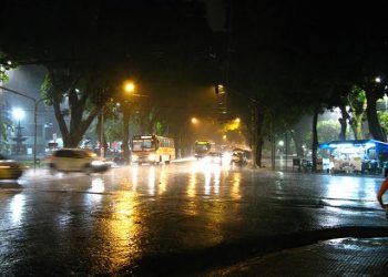 Manaus bombardeada por trovões e temporal forte na madrugada