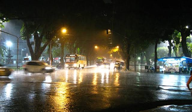 Manaus bombardeada por trovões e temporal forte na madrugada