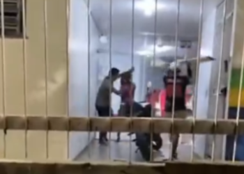 “Briga, briga, briga…” Porrada e confusão acontece em delegacia no Jorge Texas. Veja o vídeo