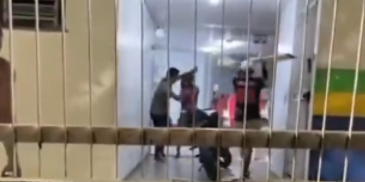 “Briga, briga, briga…” Porrada e confusão acontece em delegacia no Jorge Texas. Veja o vídeo