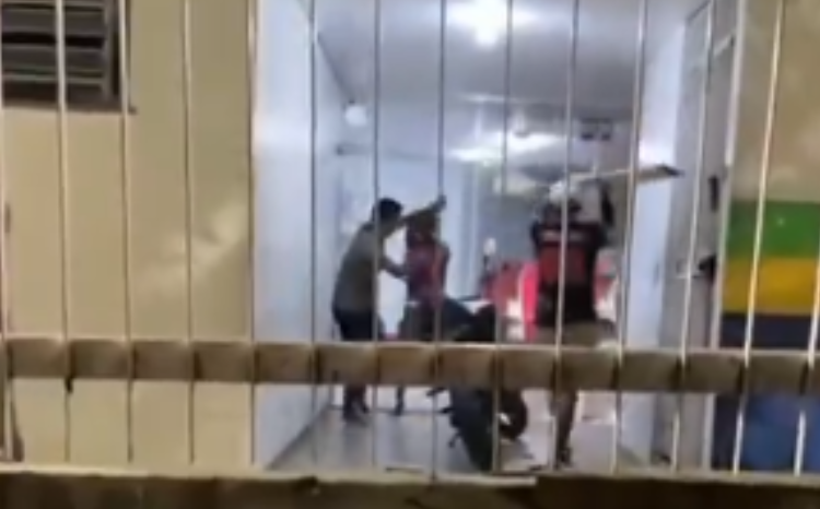 “Briga, briga, briga…” Porrada e confusão acontece em delegacia no Jorge Texas. Veja o vídeo
