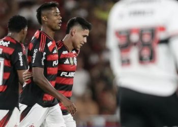 Flamengo vence São Paulo e segue líder do Brasileirão
