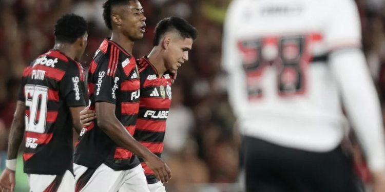 Flamengo vence São Paulo e segue líder do Brasileirão