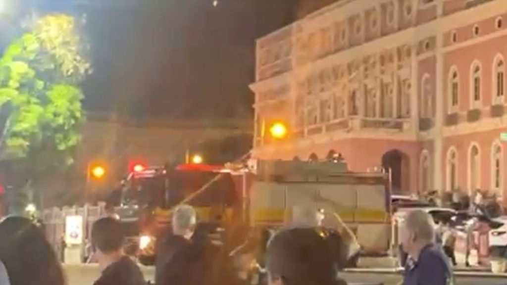 Bombeiros controlam princípio de incêndio em restaurante no Largo de São Sebastião