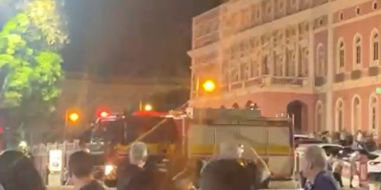 Bombeiros controlam princípio de incêndio em restaurante no Largo de São Sebastião