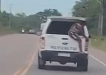 Vídeo mostra idosa tentando fugir do camburão de viatura da PM em Iranduba