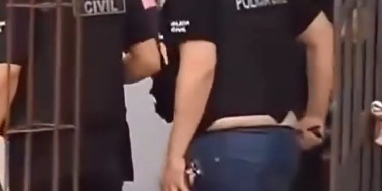 Veja: Delegado chama atenção ao aparecer de calcinha durante operação