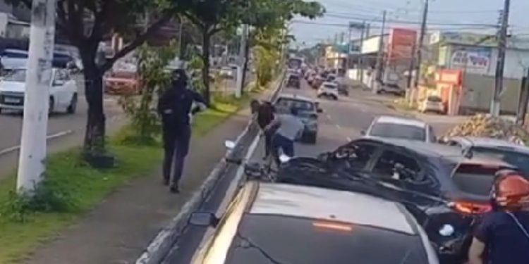 Vídeo mostra motoristas saindo na 'porrad4' no meio da avenida Constantino Nery