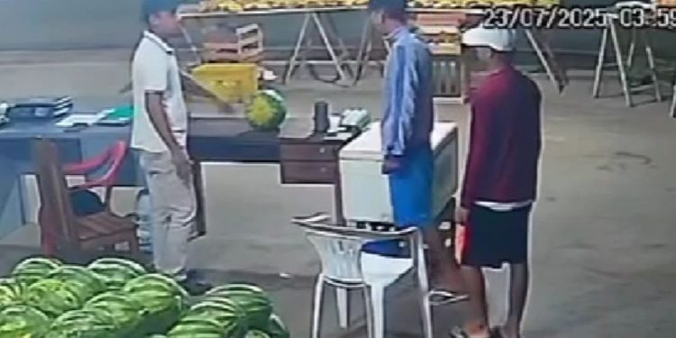 Câmera filma dupla fingindo ser cliente para assaltar hortifrúti em Itacoatiara