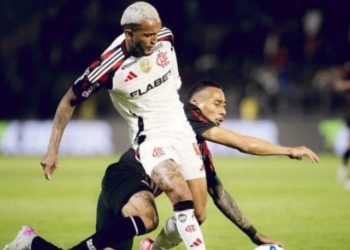 Flamengo vence Bragantino e segue na cola do líder