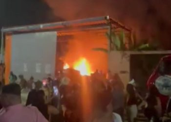 Galpão de recicláveis pega fogo no Jorge Teixeira