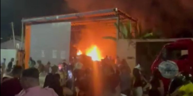 Galpão de recicláveis pega fogo no Jorge Teixeira