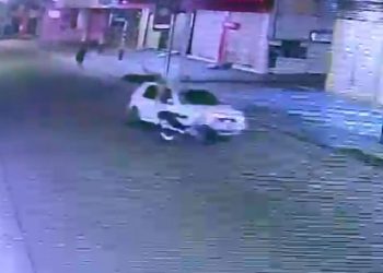 Vídeo mostra motociclista sendo arremessado após batida com carro em Manaus