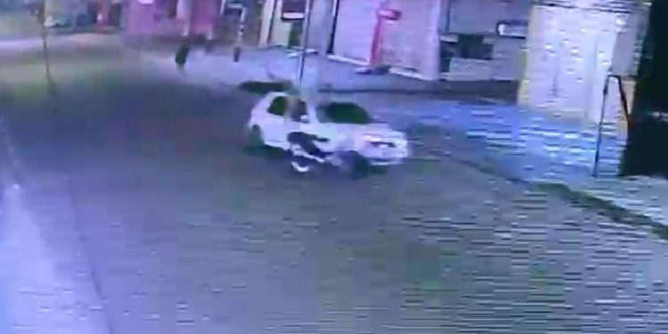 Vídeo mostra motociclista sendo arremessado após batida com carro em Manaus