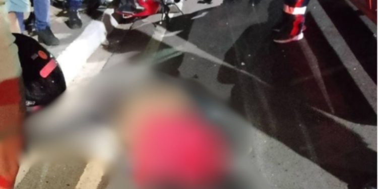 Veja: Entregador morre após cair de moto na Compensa