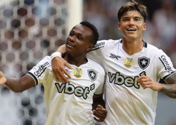 Sob nova direção, Botafogo vence Vasco e encosta no G4 do Brasileirão