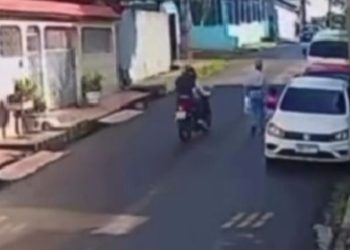 Veja: Mãe e filha são assaltadas por dupla em moto na zona oeste de Manaus