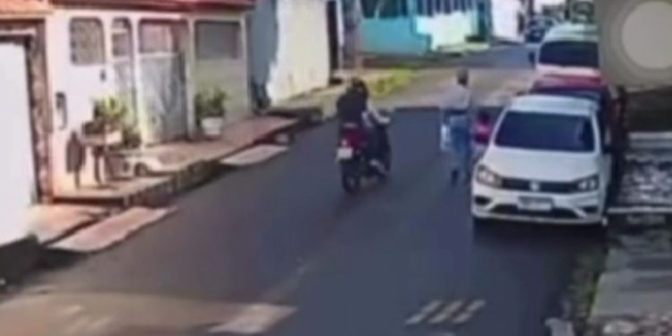 Veja: Mãe e filha são assaltadas por dupla em moto na zona oeste de Manaus