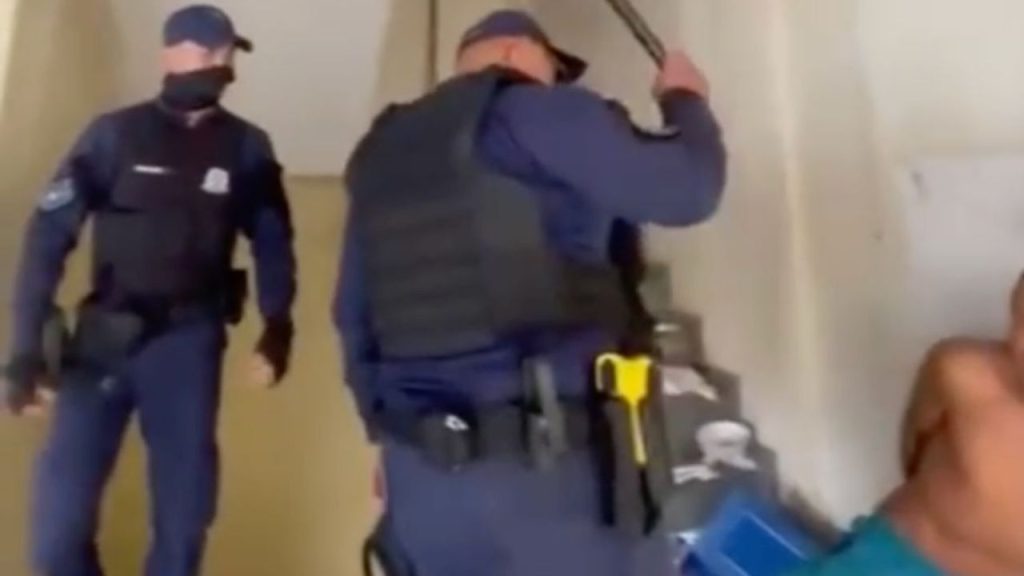 Justiça libera guardas municipais acusados de tortura contra morador de rua em Manaus
