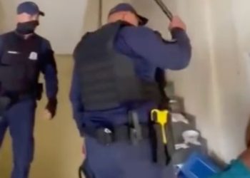 Justiça libera guardas municipais acusados de tortura contra morador de rua em Manaus