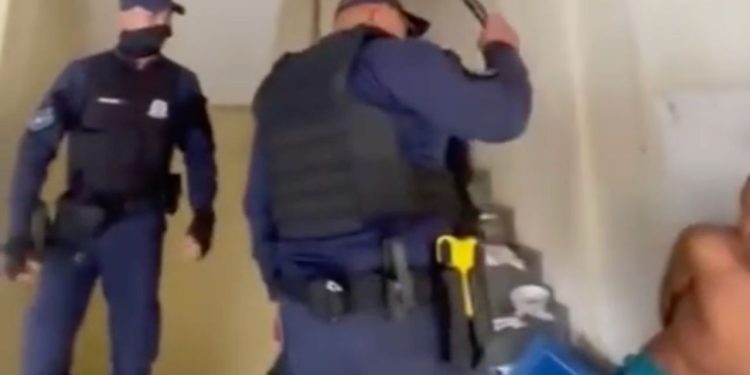 Justiça libera guardas municipais acusados de tortura contra morador de rua em Manaus