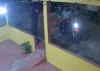 Ao sair da igreja, jovem é assaltada por casal na zona leste de Manaus
