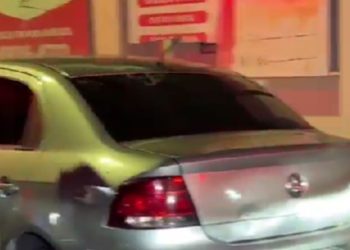 Moradores do Parque 10 estranham carro ligado por horas e encontram mulher morta dentro