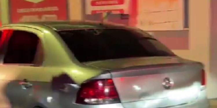 Moradores do Parque 10 estranham carro ligado por horas e encontram mulher morta dentro