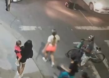 Vídeo: não freou para pedestres e acabou se esbagaçando no chão