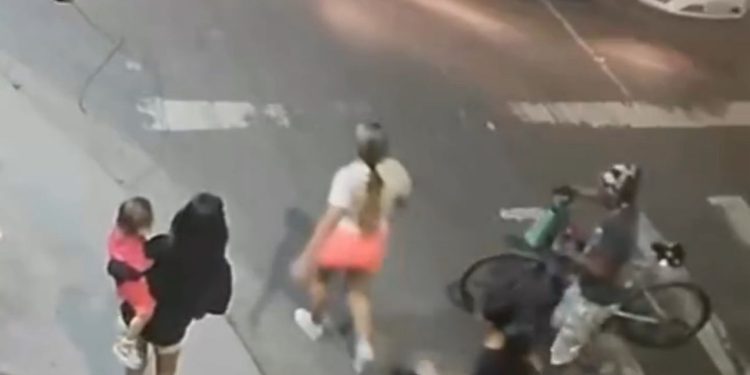 Vídeo: não freou para pedestres e acabou se esbagaçando no chão