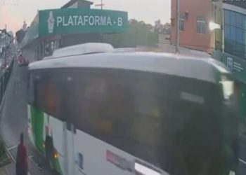 Vídeo forte mostra pedestre sendo atropelado por ônibus