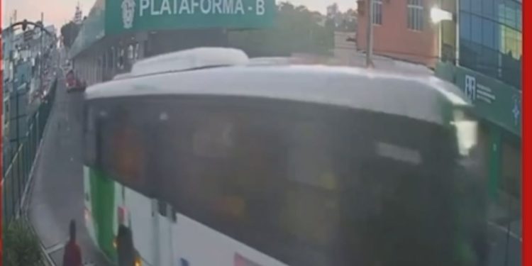 Vídeo forte mostra pedestre sendo atropelado por ônibus